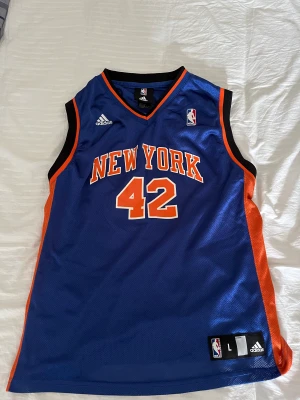Basket linne new york - Hej, säljer mitt adidas basket linne som jag köpte i new york. Har Max änvänt det fyra gånger. Passar som M-L i storlek.