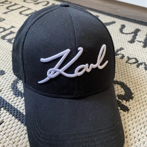 Karl Lagerfeld Keps - Nyskick Nypris 900kr Säljs för 500