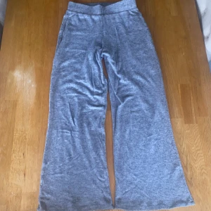 Mjukisbyxor - Från Zara, hyfsat mycket använda men ändå i bra skick. Väldigt mjuka och sköna. Passar nog en kort person bättre än en väldigt lång☺️