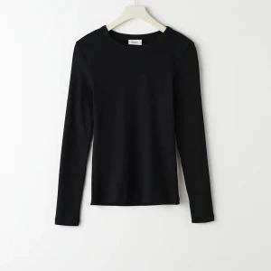 Svart tröja Gina Tricot - Svart långärmad och ribbad tröja från Gina Tricot. Storlek XS. Använd endast en gång💓