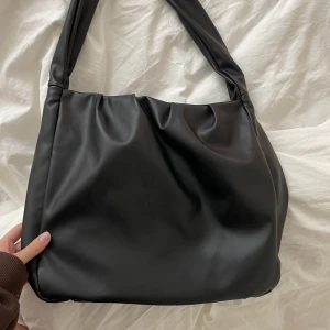 Svart väska - Svart väska i härligt material 💖 från Vero Moda i märket Pieces (nypris 399)  och i perfekt skick. Säljes då jag har flera liknande!