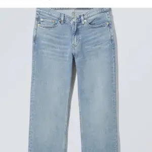 Säljer ett par jeans i mid rise ifrån weekday i storlek 26/30. Hör av er för mer frågor eller bilder💕