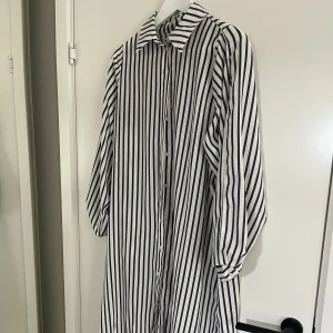 Skjortklänning  - Skjortklänning oversized från H&M
