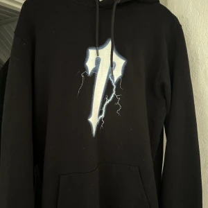 Trapstar hoodie lightning  - köpte av min vän för någon månad sedan och använt den max 1 gång.  skick 8/10 inga flaws. 