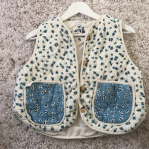 Fin somrig zara väst - Storlek 152 liten brun fläck men fin ändån