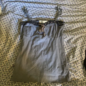 Gulligt linne med snöre  - Detta linnet har inte använts så mycket eftersom de inte passar mig riktigt, är lite sliten vid spetsen men går att sy ihop och syns inte. 