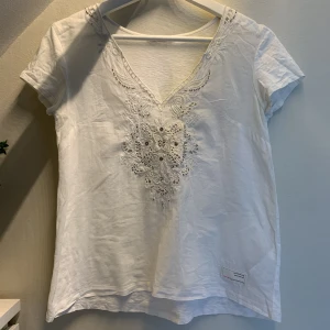 Odd Molly Blus med Brodyr - Vit fin blus från Odd Molly med brodyr framtill.