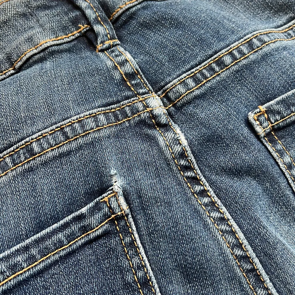 Utsvängda mörkblå jeans från Lindex i modellen Karen. Mid waist. De är lite slitna vid bakfickan och längst ned. Storlek 38 men känns mindre.. Jeans & Byxor.