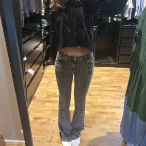 Lågmidjade jeans  - SÅ snygga gråa lågmidjade jeans!! Nästan aldrig använda 🤗💘🙏⭐️