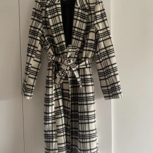 Rutig kappa - Svart-vit rutig kappa från H&M. 