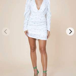 Oanvänd vit adoore klänning i modellen  Amalfi.  Storlek: 34 (längden är justerbar)