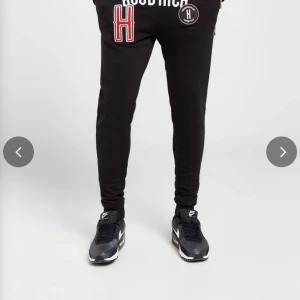 Hoodrich mjuksbyxor - Säljer mina hoodrich mjuksbyxor pågrund av att dom är för stora på mig, använt väldigt få gånger. 