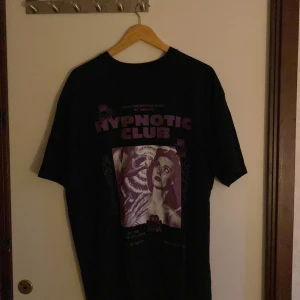 Valient t shirt - Oversized svart T-shirt knappt andvänd 