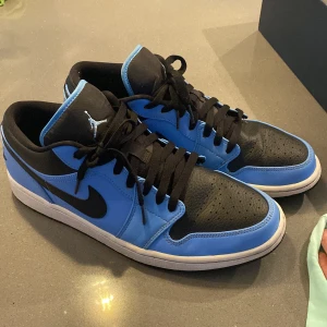 Jordan 1 Low university blue - Jordan 1 Low Skick 9/10 Endast använda få gånger, inga skador. Säljs på ”Merchsweden” och ”Wear the talk” för 3299 kr.