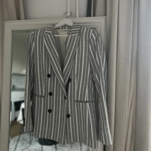 Kavaj  - Kavaj från H&M, använd få gånger. Storlek 36.