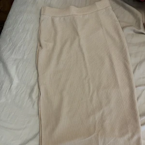 Lång ribbad kjol med slit  - Aldirg använd 