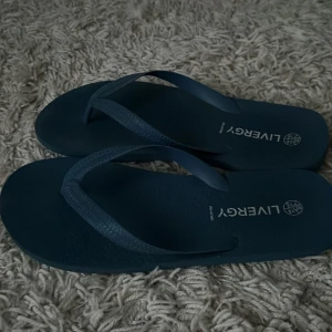 Fett snygga sandaler helt nya  - Använder inte för dom passar inte! Men dom är jätte snygga så passa på att köpa 