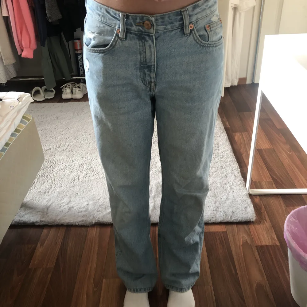 Säljer dessa superfina midwaist jeansen eftersom att jag har tröttnat på dem🥲 de passar mig bra i midjan och i längden (jag är 165 cm)🤩💗👌Köpt för ca 1,5 år sedan då de kostade ca 350 kr👍🥰😁. Jeans & Byxor.