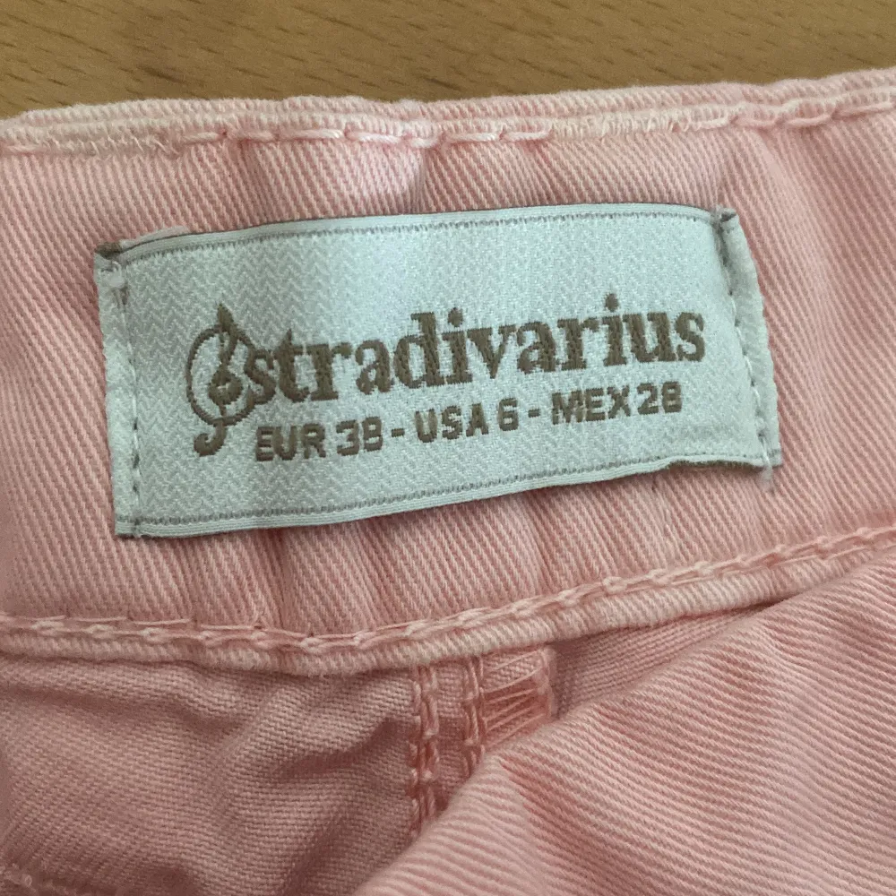 Jättefina rosa jeansshorts som tyvärr är för stora för mig. Färgen är mest lik tredje bilden. Skriv för fler bilder eller frågor. Köparen står för fraktkostnaden 🩷. Shorts.