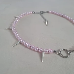 Rosa pärlhalsband med nitar - Helt i rostfritt stål förutom pärlor och nitar! Nitar är i zink så kommer inte tappa färg. Mitt mål är att mina halsband ska hålla i flera år så jag satsar på att göra allt i rostfritt/kirurgiskt stål. 