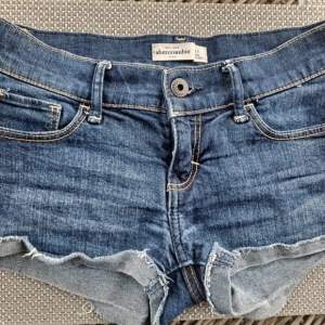De perfekta lågmidjade jeans shortsen till sommaren💓mörkblåa med lite slitningar längst ner! Säljer pga att de är lite för små på mig! Skriv vid frågor eller fler bilder❤️❤️