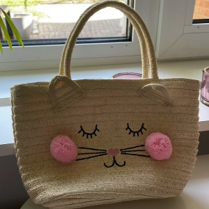 Väska - En väska med en katt på. Har inte använt den på 4 år så skulle vara roligt om den kom till användning!💖