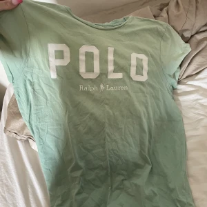 T shirt Ralph Lauren - Som ny, typ aldrig använd. Ralph Lauren storlek M. Jag har normalt XS/S och skulle säga att den mer är som en S. 