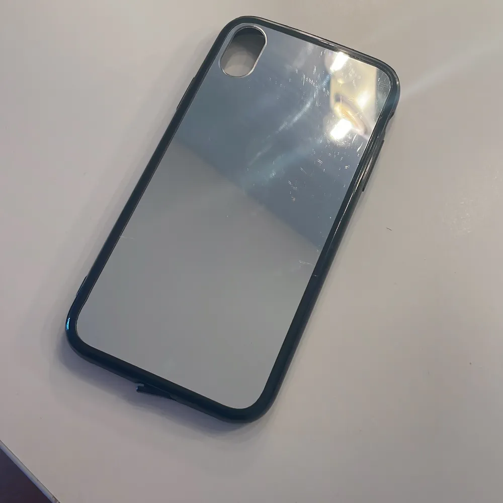 Ett mobilskal som är en spegel. Väldigt fint och använt fåtals gånger, passar iPhone XR. . Accessoarer.