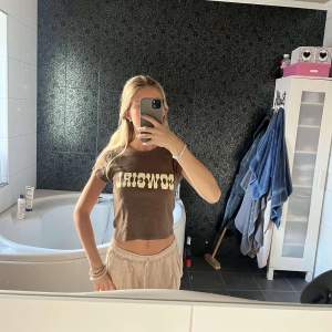 super söt brun topp från brandy Melville med trycket ”cowgirl” på som inte går att köpa längre🥰 knappt använd så bra skick!💓 Den är väldigt stretchig så passar många😍