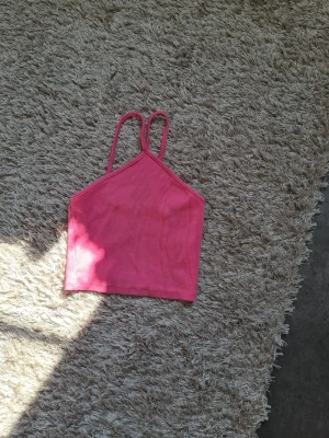 Klädpaket - Säljer 20 plagg  6 byxor 14 tröjor Snabbaffär 900kr Skriv privet för att få se alla plagg