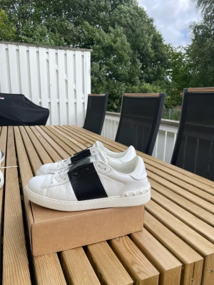 Valentino Open - Valentino Open Black - Size: 40 fits 40,5/41 - Condition: 9/10 - Pris: 3000kr 