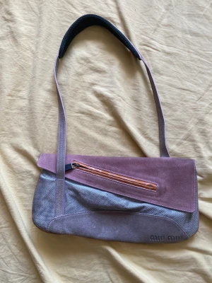 Miu miu väska  - I blandade material, bland annat mockat  Lite små skavanker