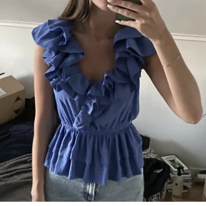 blå tröja - säljer då den tyvärr var för liten för mig. Lånad bild från hon jag köpte den av! 