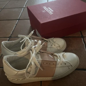 Valentino skor - Säljer nu mina så så fina valentino skor då de inte kommer till användning lika mycket längre! Använda men bra skick! Box medföljer! Så fina verkligen 😻🩷