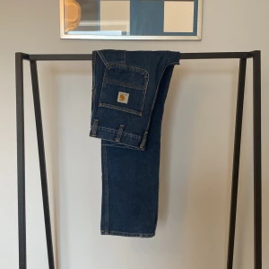 Carhartt carpenter jeans - Fina carpenter jeans från carhartt. Bra skick, använda ett par gånger. Vill du ha fler bilder, eller undrar något är det bara att skriva!