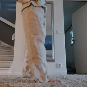 Linnebyxor  - Linnebyxor från arket i storlek L, köpta för 590 kr.