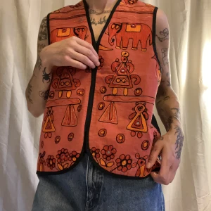 Vintage väst - Tunn vintage väst med brodyrdetaljer i jättefint skick. Rak i modellen och skulle säga att den passar xs-m. (Jag på bild är s för referens).