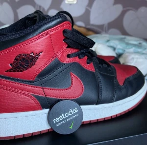 Air Jordan 1 Mid, Storlek 37,5 - Snygga Air Jordan 1 i färgen black/gym red white. I princip oanvända så inga defekter. 