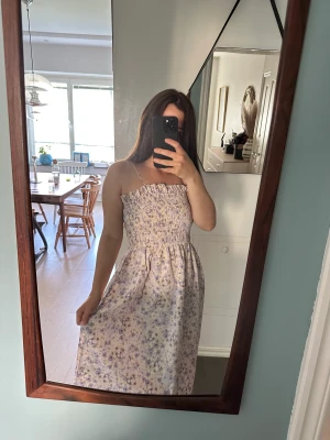 H&M klänning  - Jag säljer min klänning som jag köpte på H&M. Storleken är xs. Jag har bara använt klänningen en gång och den är som ny.