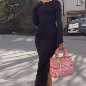 Svart långklänning  - Storlek XS, smal slits nedanför knät vid sidan 