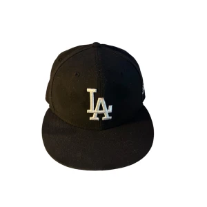 59FIFTY fitted LA dodgers - Storlek 6 7/8 54.9 cm Nyskick, använd fåtal gånger ANVÄND GÄRNA KÖP NU Frågor? DM. 