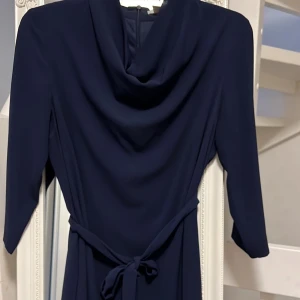 Klänning - En lång marinblå klänning från H&M . Är i väldigt bra skick och är i storlek 42. 