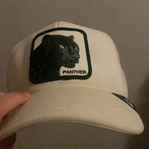 Farm - En panther keps som e lite använd 