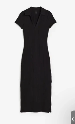 Klänningar  - Jättefin, använda ca 4gånger säljer den för att jag har köpt en mindre storlek för denna passa min kropp men satt inte fast så köpte XS o nu ska sälja denna