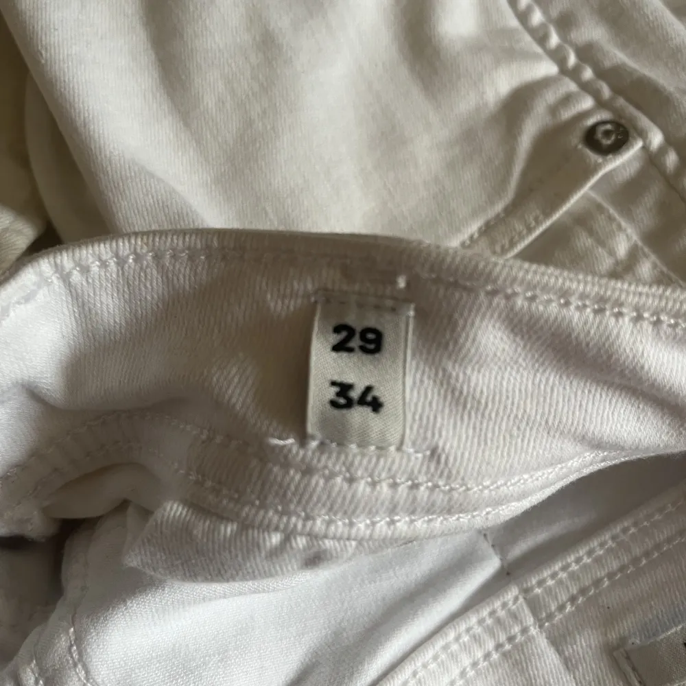 Vita jeans från Jack&Jones. Nästan helt nya, använd endast två gånger.  Storlek 29W 34L. . Jeans & Byxor.