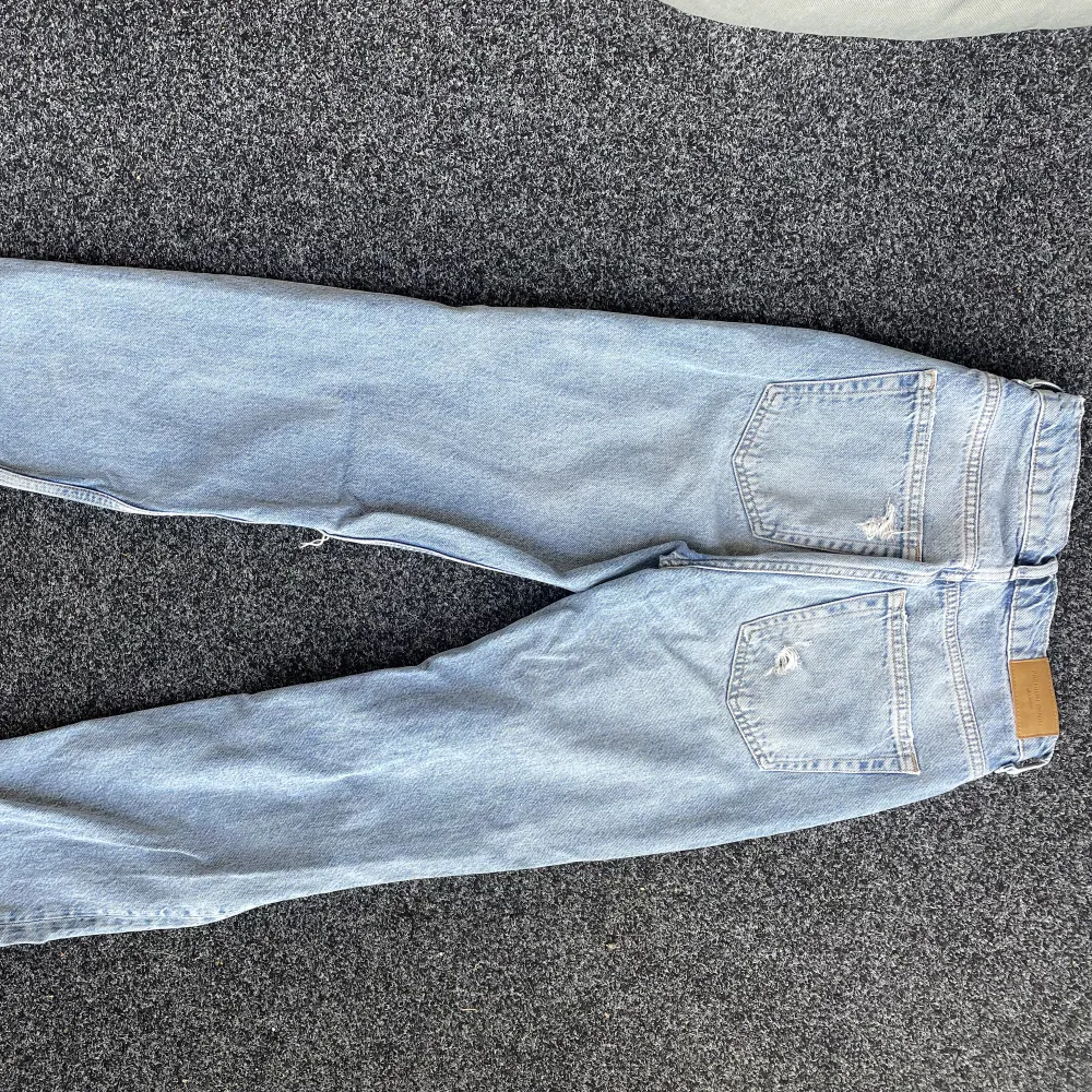 Säljer dessa högmidjade jeans från Gina tricot eftersom de inte kommer till användning.Hålen på bakfickorna är bara på det yttersta tyget, alltså inte tyget som sitter mot kroppen. Man kan alltså inte se in.Mer bilder priv. Ansvarar ej för postens slarv.💞. Jeans & Byxor.