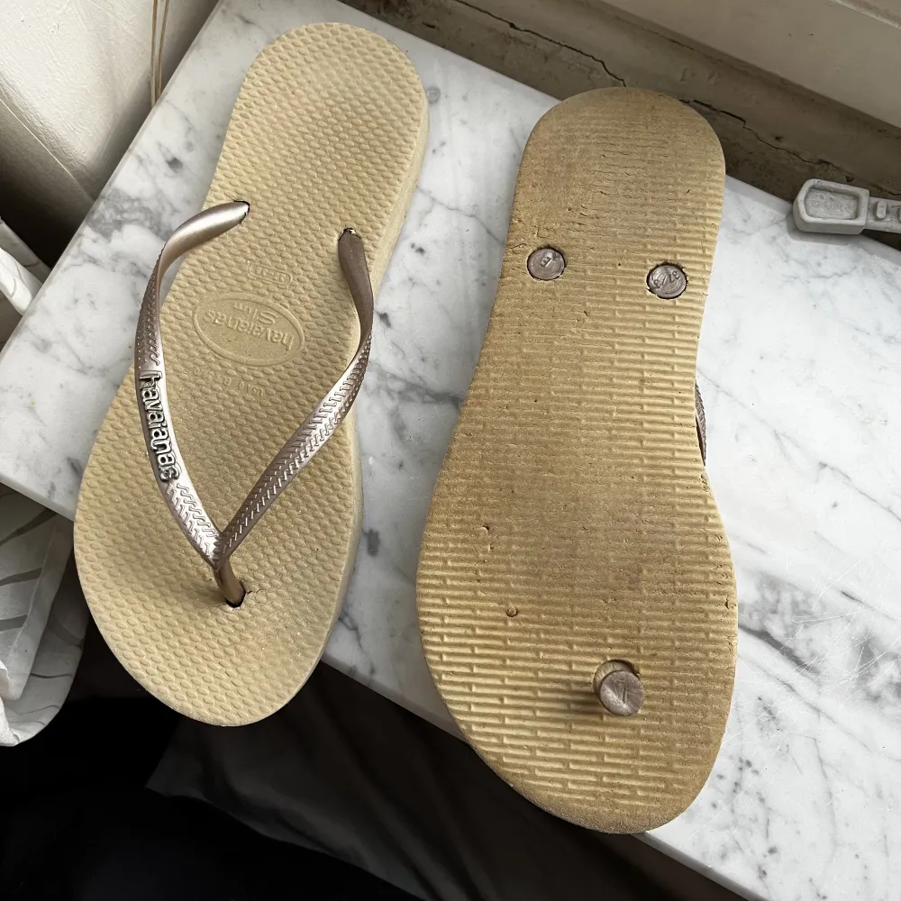 Flip flop sandaler från Havaianas. Storlek 37-38. Använda men fint skick. Nypris 300kr, säljer för 90.. Skor.