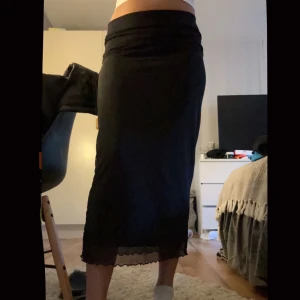 Långkjol i mesh - Kjol från lager 157. Två lager och volangkant, se sista bild. Går att ha både hög och lågmidjat. Aldrig använd. nypris: mellan 150-200 kr, minns ej exakt. Säljs inte längre. Pris kan diskuteras. 