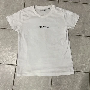 Off-White T-Shirt - Säljer nu min Off-White T-Shirt som jag inte har någon användning för pågrund av att den har växt ur mig. Den är 10/10 i skic