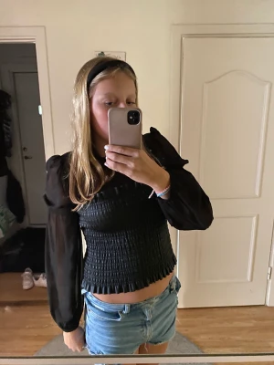 Zara topp - Säljer denna svarta zara topp🩷 pris kan diskuteras:)